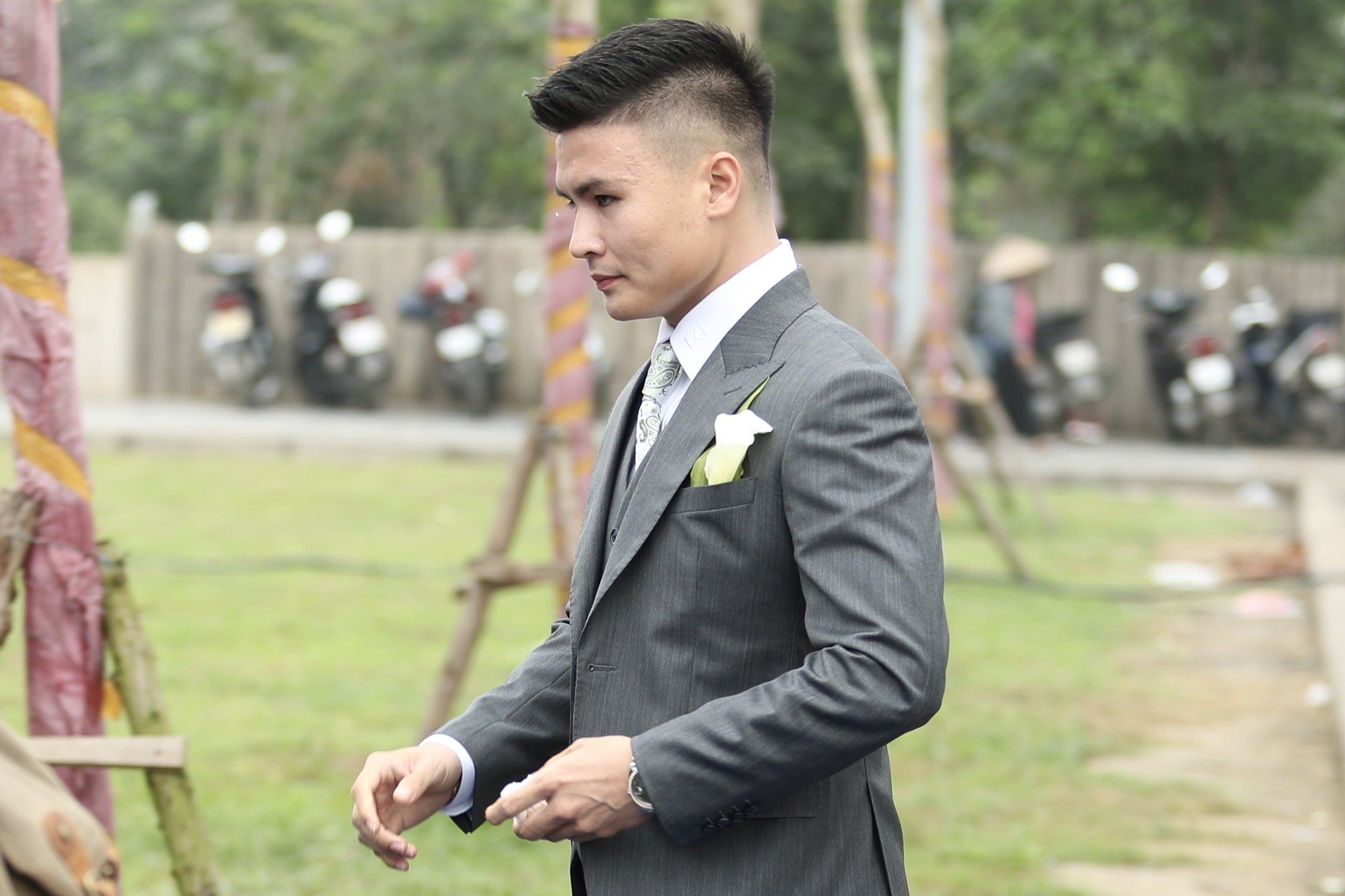 Quang Hải đeo đồng hồ Rolex trong ngày cưới