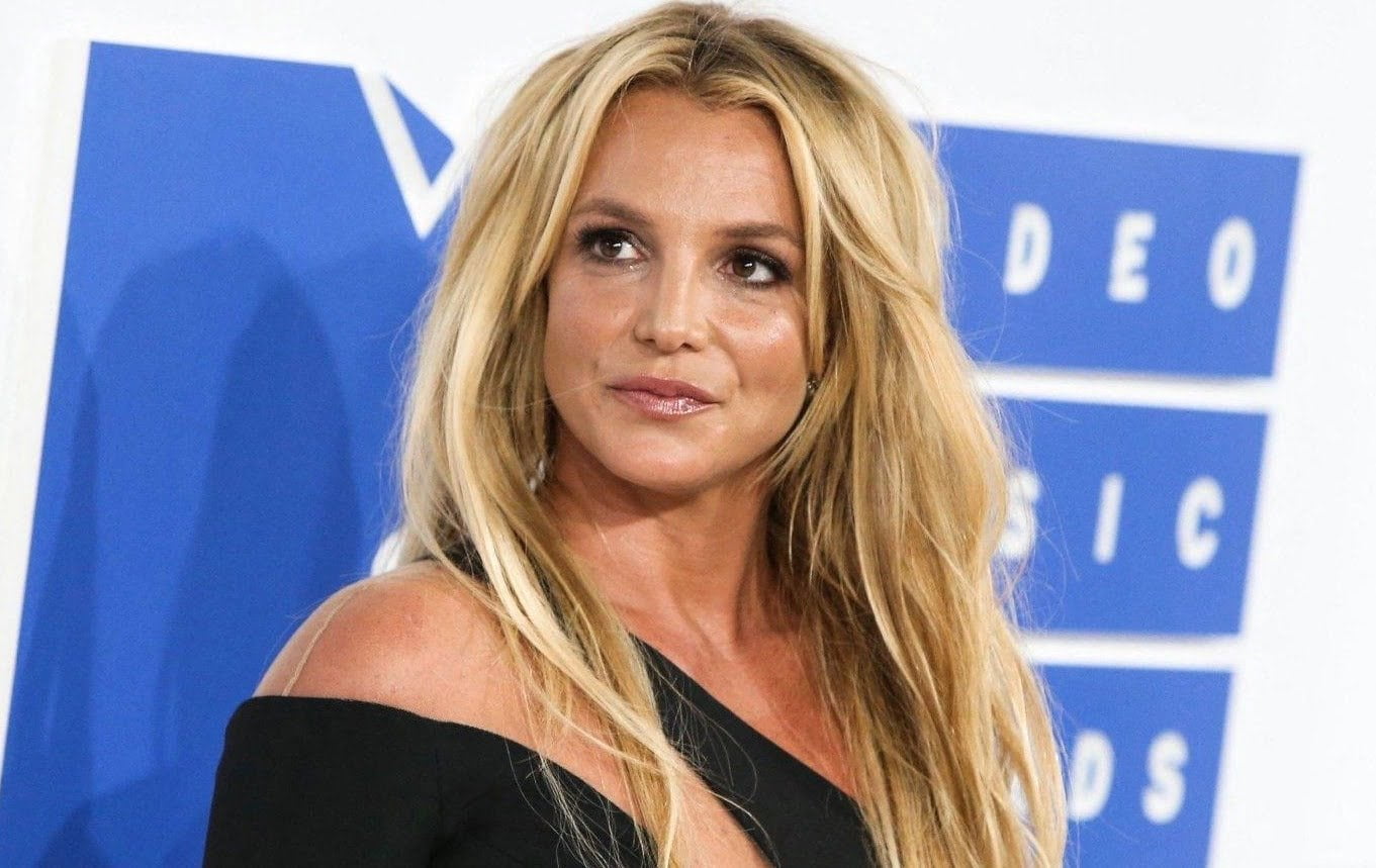 Britney Spears bị gãy chân