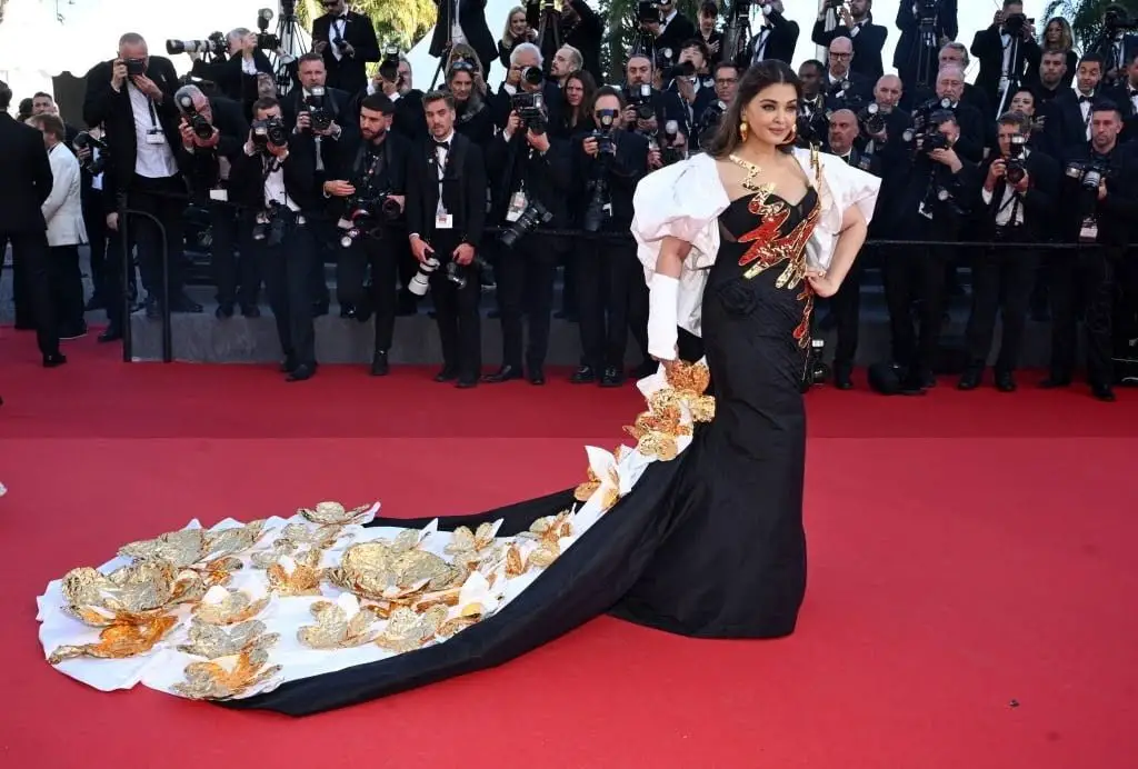 ‘Hoa hậu đẹp nhất mọi thời đại’ mặc váy mạ vàng tại Cannes