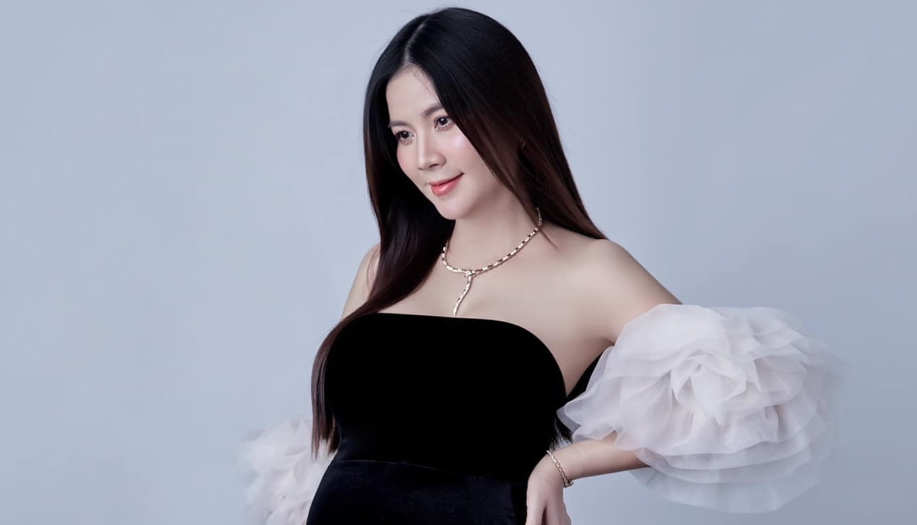 Kha Ly mang thai sau 8 năm kết hôn