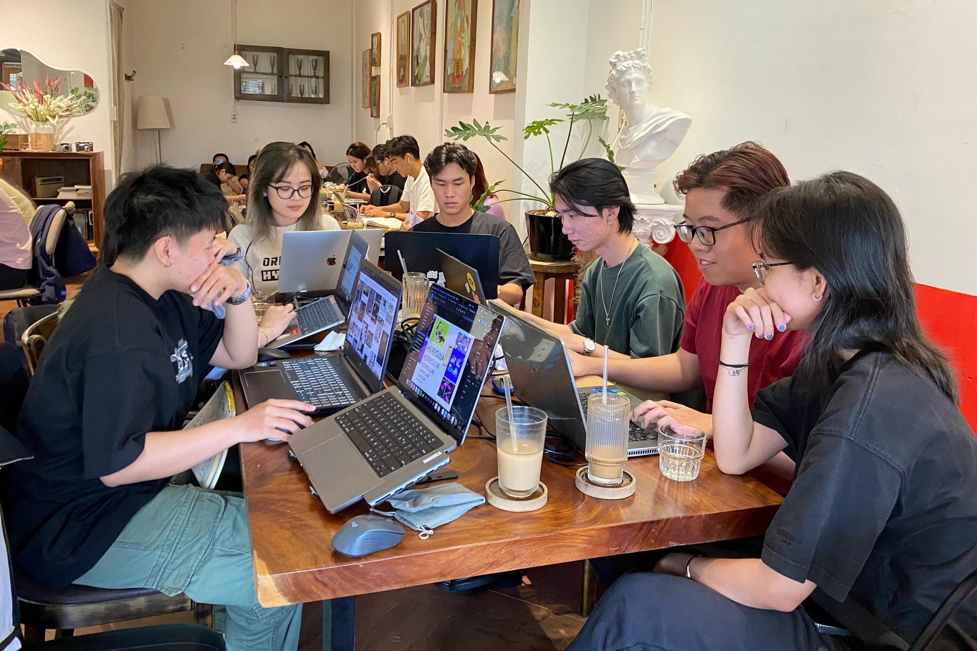 5 quy tắc bất thành văn của ‘dân ôm laptop’ làm việc ở quán cà phê