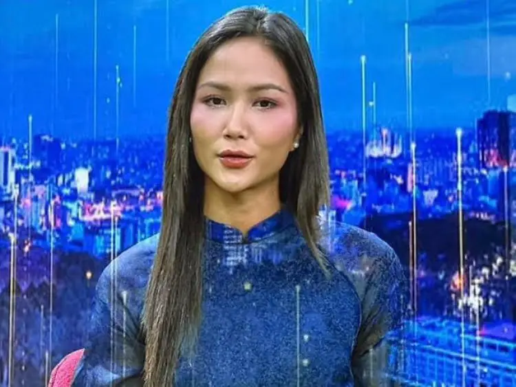 Hoa hậu H’Hen Niê lên tivi gặp sự cố trang phục