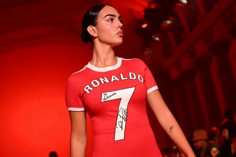 Bộ sưu tập áo bóng đá của bạn gái Ronaldo