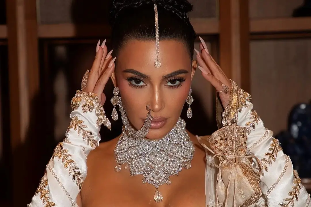 Chị em Kim Kardashian mang 1.000 carat kim cương đến đám cưới