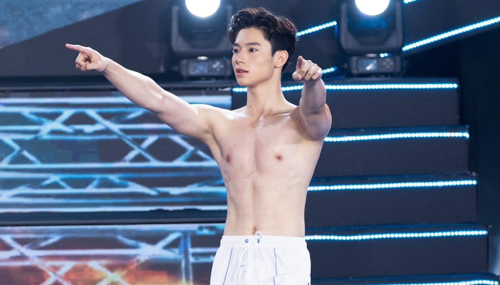 Màn cởi áo, khoe body 6 múi của dàn thí sinh Mr World Vietnam