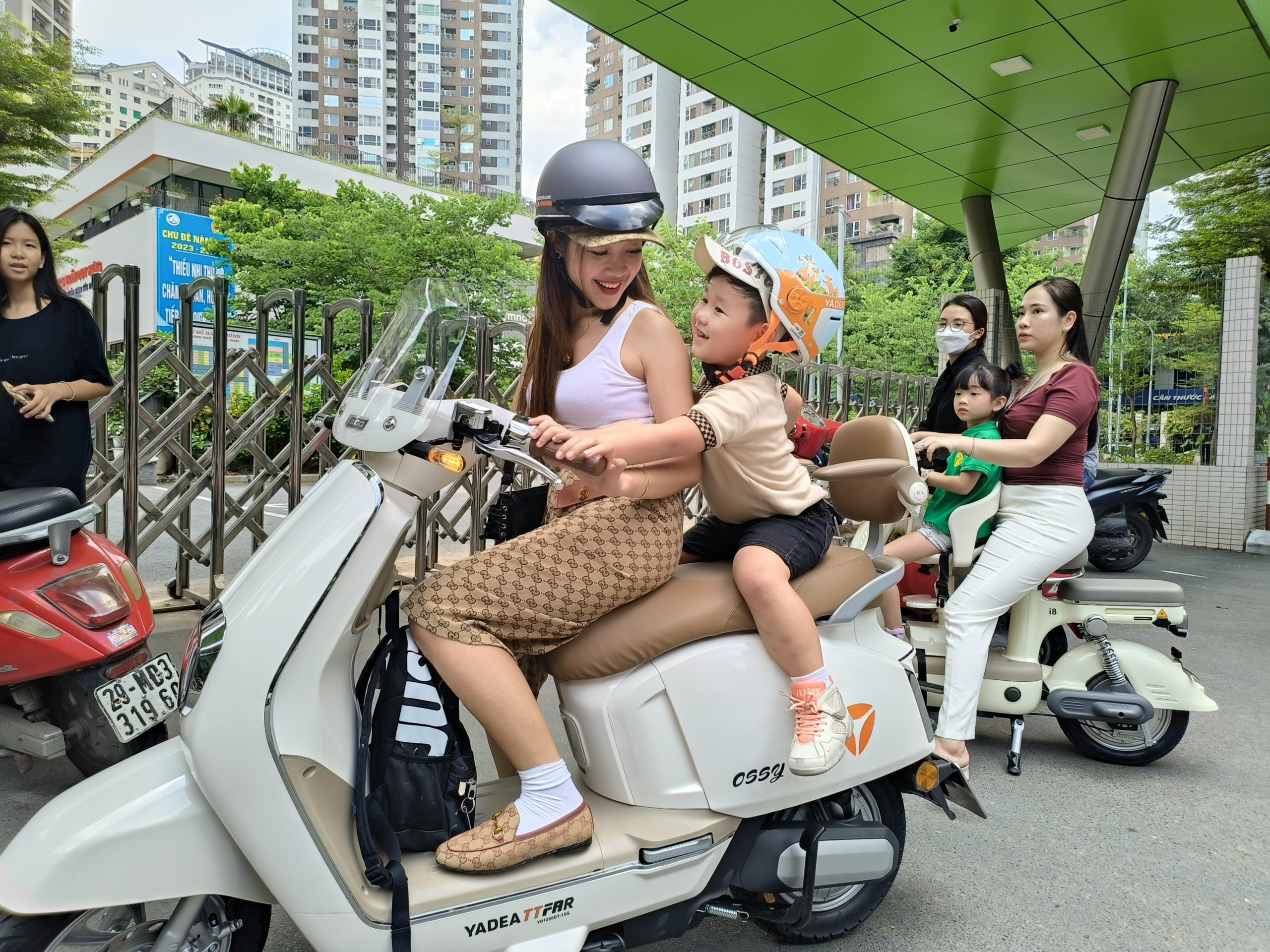 Cha mẹ Việt chọn chở con trên xe điện thiết kế công thái học