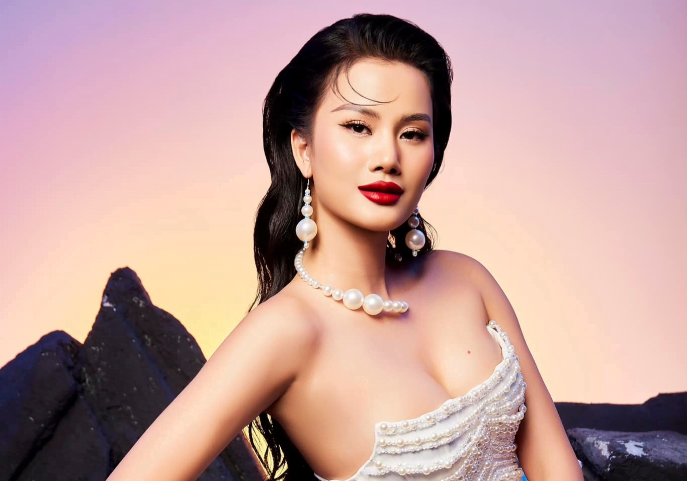 Hương Ly bức xúc trước tin yêu chủ tịch Miss Universe Vietnam