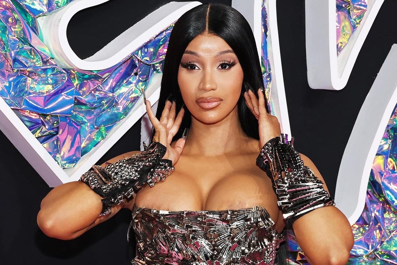 Cardi B sinh con thứ 3