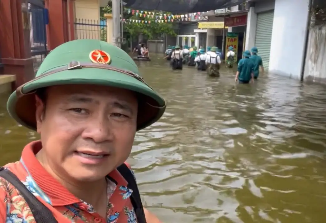 Tự Long, Xuân Bắc trao quà cho trẻ em vùng lũ